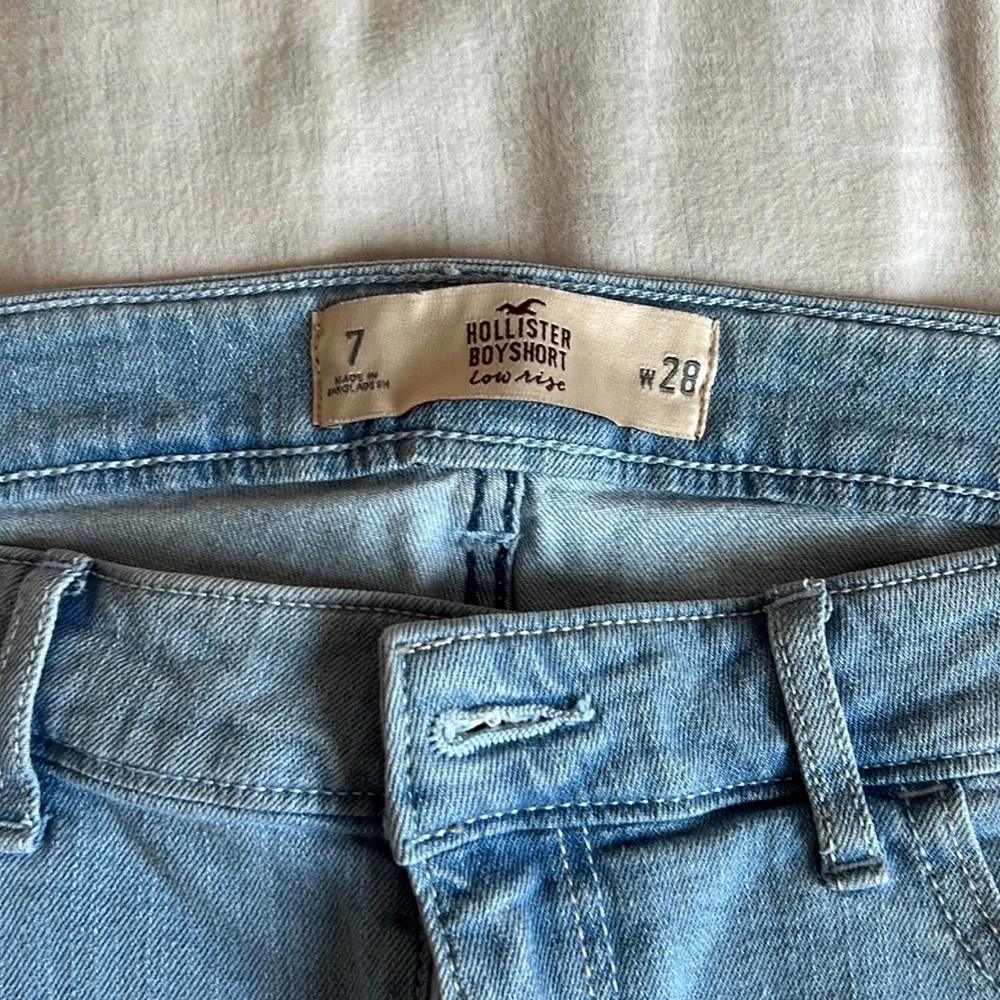 Hollister Low-Rise Light Wash Denim Boyshort Size 28 - Picture 2 of 5